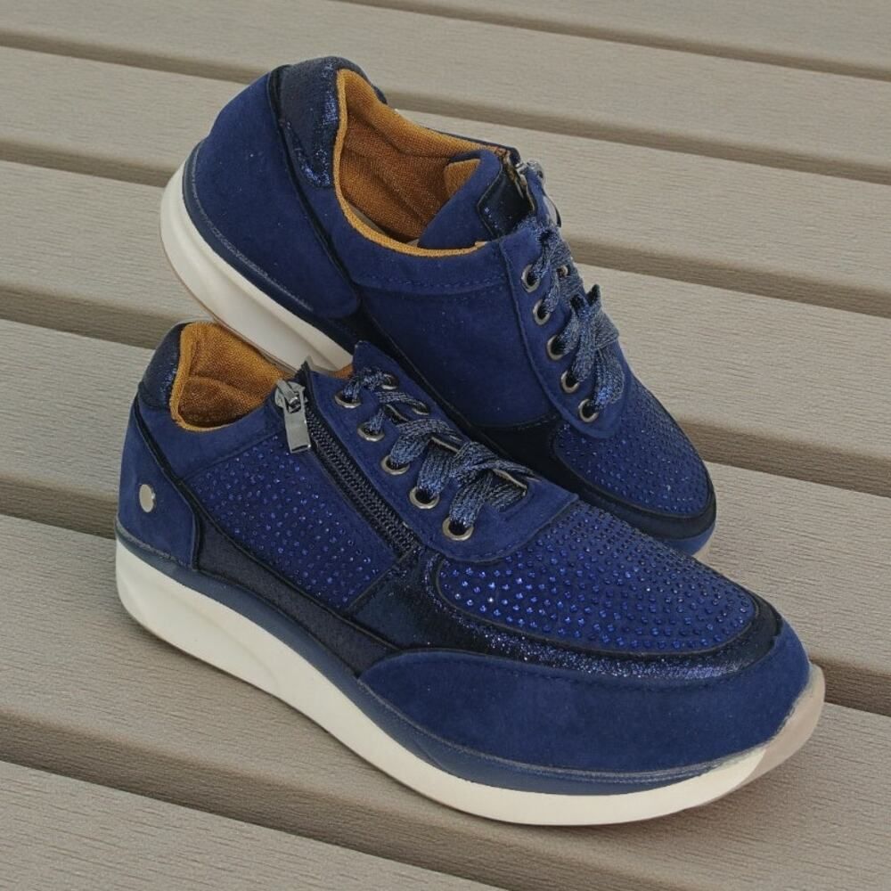 FASHION DESIGNER Chic Pre-Owned Blue Textured Embellished Sneakers - Size: 6